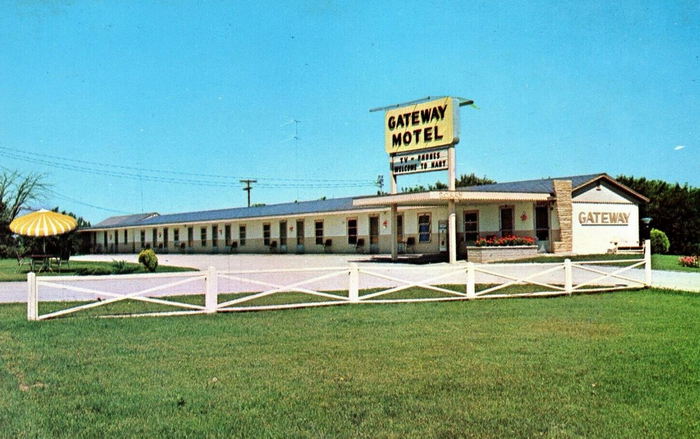 Gateway Motel - Vintage Post Card (newer photo)